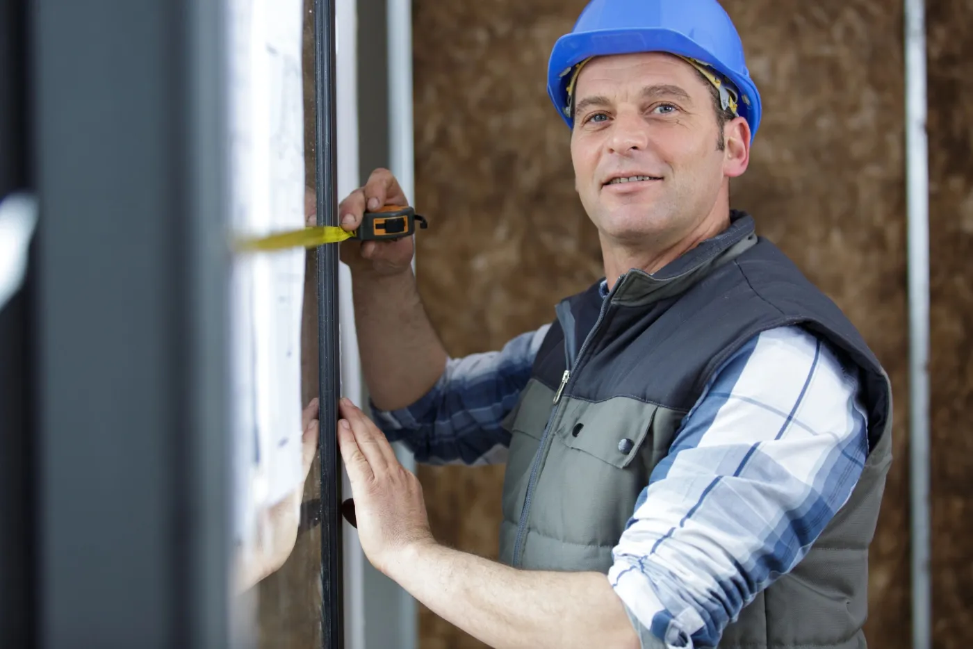 Artisan serrurier examinant une serrure avec un client au quartier des Ternes, Paris 17e (75017)